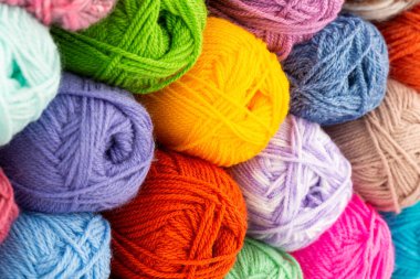 Renkli örgü ipliği yığını resmi kapatıyor..