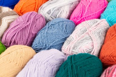 Renkli örgü ipliği yığını resmi kapatıyor..