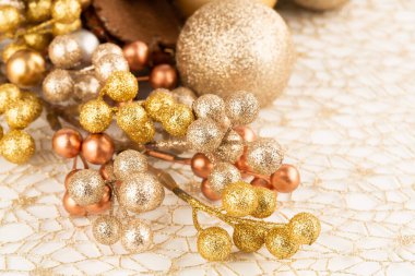 Altın ağdaki toplarla Noel süslemesi.