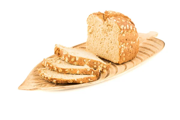 Gehele Korenbroodbroodje Met Haver Houten Dienblad Geïsoleerd Witte Achtergrond — Stockfoto