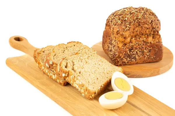 Celozrnný Chléb Semínky Ovesnou Kaší Vejce Dřevěných Deskách Bílém Pozadí — Stock fotografie