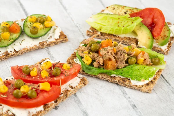 Sandwiches Con Galletas Saladas Queso Atún Verduras Sobre Fondo Madera —  Fotos de Stock