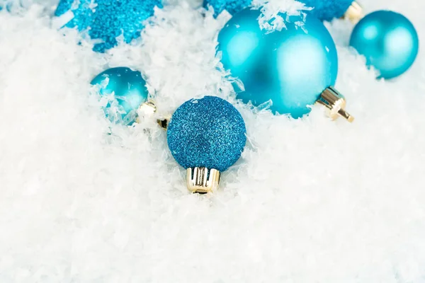 Świąteczne Dekoracje Niebieskimi Kulkami Sztucznym Tle Śniegu — Zdjęcie stockowe