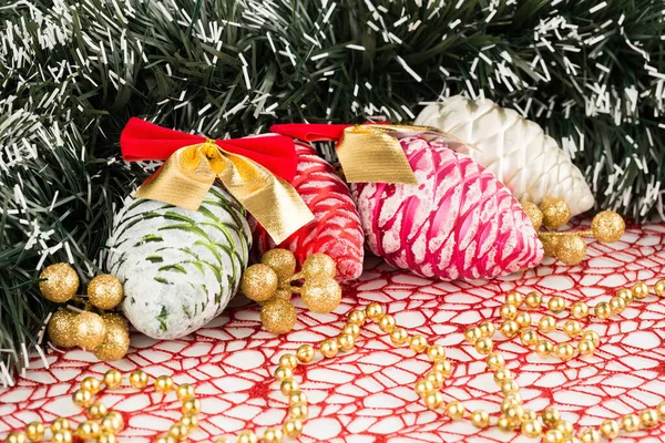 Decoração Natal Com Grinalda Abeto Cones Bolas Contas Fita Fundo — Fotografia de Stock