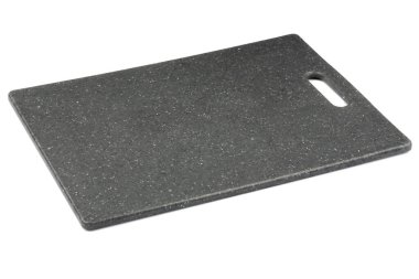 Siyah plastik kesme tahtası beyaz arkaplanda izole edildi.