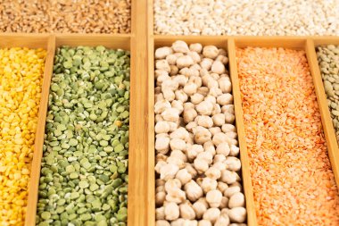 Ahşap kutuda farklı grat, bezelye, buğday, mercimek ve nohut koleksiyonu..