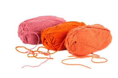 Beyaz arkaplanda üç örgü iplik demeti izole edilmiş..