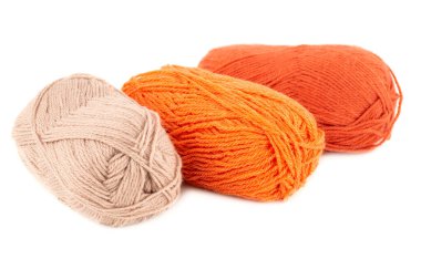 Beyaz arkaplanda üç örgü iplik demeti izole edilmiş..