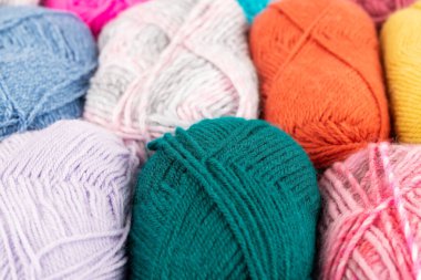 Renkli örgü ipliği yığını resmi kapatıyor..