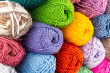 Renkli örgü ipliği yığını resmi kapatıyor..