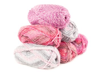 Örgü iplik demeti yığını beyaz arkaplanda izole.