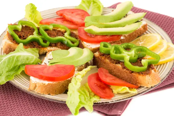 Sandwiches Mit Käse Getrockneten Tomaten Paprika Avocado Und Samen Salat — Stockfoto