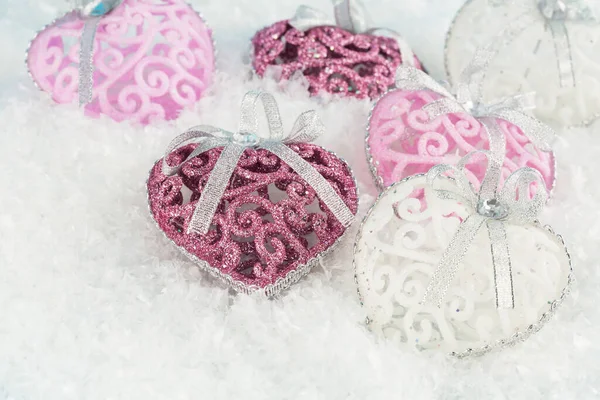 Χριστουγεννιάτικη Διακόσμηση Παιχνίδια Καρδιάς Στο Τεχνητό Χιόνι Φόντο — Φωτογραφία Αρχείου