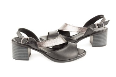 Beyaz arka planda izole edilmiş şık yaz ayakkabıları..