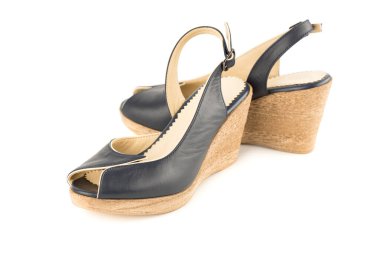 Beyaz arka planda izole edilmiş şık deri ayakkabılar..