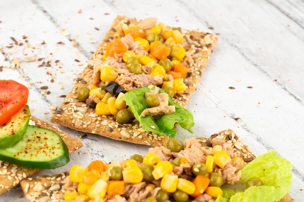 Sandwiches Con Galletas Saladas Atún Maíz Zanahoria Sobre Fondo Madera — Foto de Stock