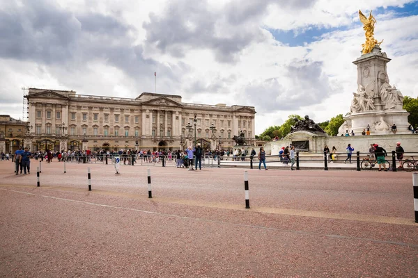 ロンドン 8月8 2019 バッキンガム宮殿 ロンドンの英国女王 ステートルーム ビクトリア記念館の家 近くを歩いて写真を撮る観光客が多い — ストック写真