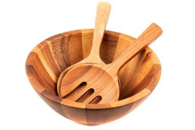 Tahta kase, kaşık ve çatal beyaz arka planda izole edilmiş..