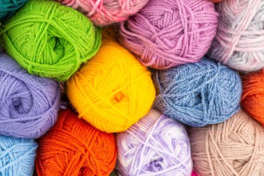 Renkli örgü ipliği yığını resmi kapatıyor..