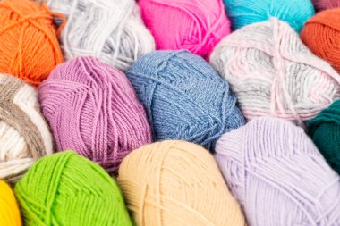 Renkli örgü ipliği yığını resmi kapatıyor..