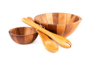 Tahta kaseler, kaşık ve çatal, beyaz arka planda izole edilmiş..