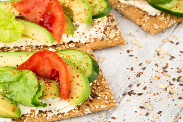 Sandwiches Con Galletas Saladas Queso Aguacate Pepino Tomate Lechuga Sobre —  Fotos de Stock