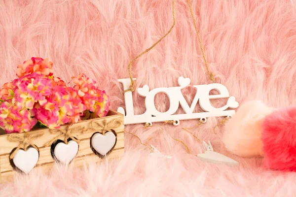 Белое Деревянное Слово Любовь Коробка Цветы Пушистые Шарики Розовом Меховом — стоковое фото