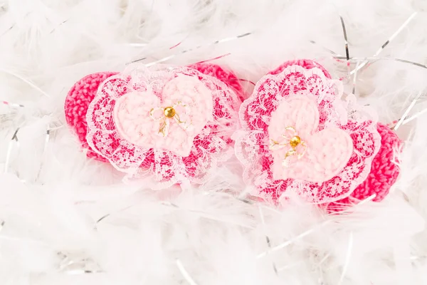 Два Розовых Сердца Кружевами Фоне Белых Перьев — стоковое фото