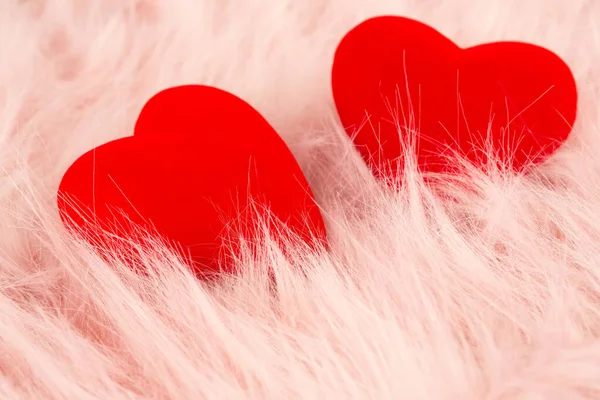 Два Червоних Серця Фоні Рожевого Хутра — стокове фото