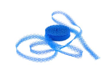 Beyaz arkaplanda mavi dantel bant izole edildi.