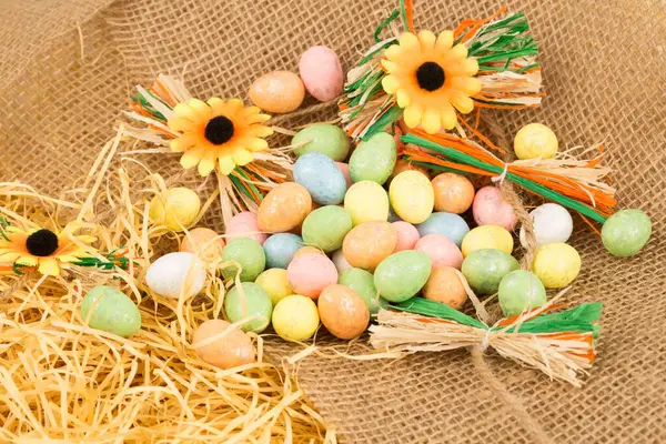 Huevos Pascua Coloridos Flores Sobre Fondo Arpillera Marrón —  Fotos de Stock