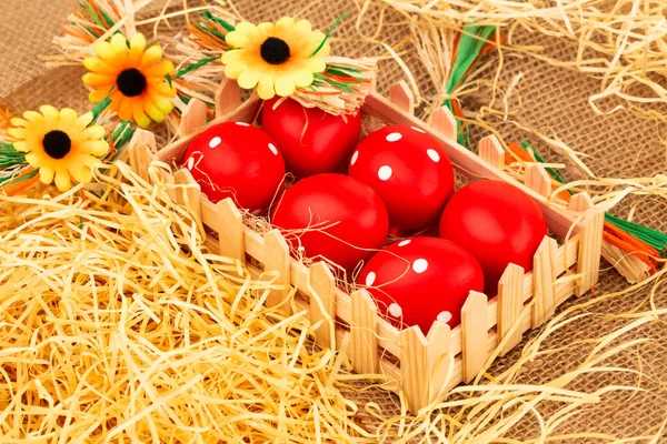 Uova Rosse Pasqua Scatola Legno Fiori Sfondo Marrone Iuta — Foto Stock