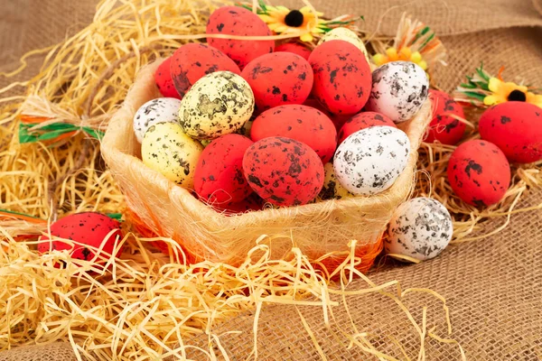 Пасхальные Разноцветные Яйца Корзине Цветы Фоне Коричневого Мешковина — стоковое фото