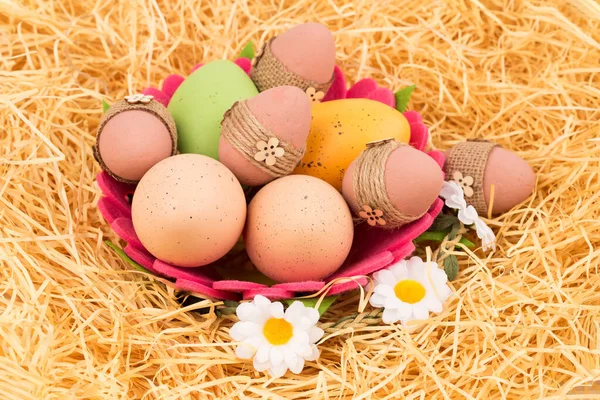 Ostern Bunte Eier Korb Und Blumen Auf Stroh Hintergrund — Stockfoto