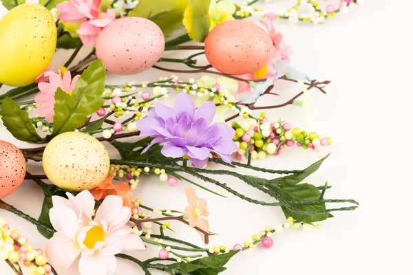 Pasen Kleurrijke Eieren Bloemen Witte Achtergrond — Stockfoto