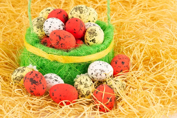 Ostern Bunte Eier Korb Auf Gelbem Stroh Hintergrund — Stockfoto