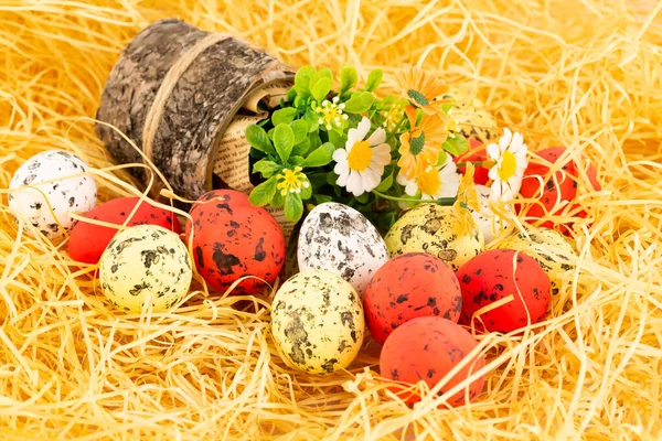 Ostern Bunte Eier Und Blumen Auf Gelbem Stroh Hintergrund — Stockfoto