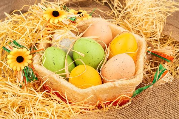 Ostern Bunte Eier Korb Und Blumen Auf Braunem Klett Hintergrund — Stockfoto