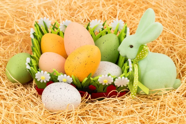 Pasqua Uova Colorate Cesto Coniglietto Verde Sfondo Paglia — Foto Stock