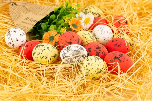 Πασχαλινά Πολύχρωμα Αυγά Και Λουλούδια Κίτρινο Φόντο Άχυρο — Φωτογραφία Αρχείου