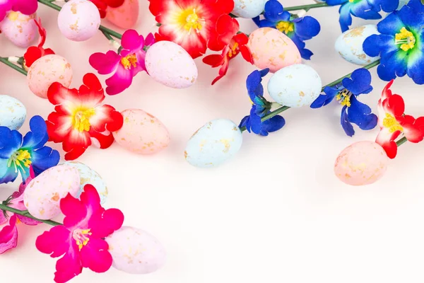 Påsk Färgglada Ägg Och Blommor Vit Bakgrund — Stockfoto