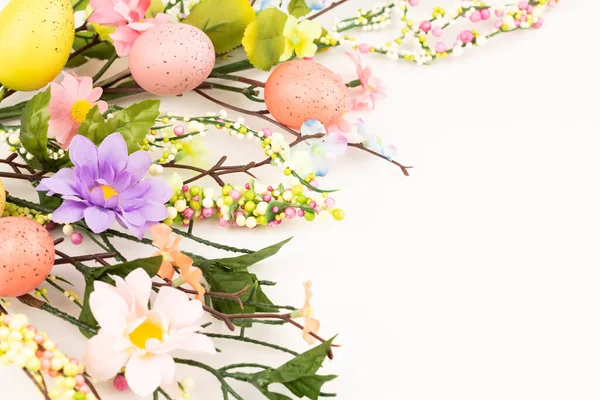 Wielkanoc Kolorowe Jaja Kwiaty Białym Tle — Zdjęcie stockowe