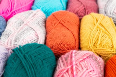 Renkli örgü ipliği yığını resmi kapatıyor..