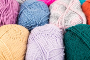 Renkli örgü ipliği yığını resmi kapatıyor..