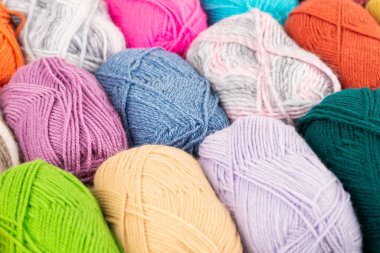Renkli örgü ipliği yığını resmi kapatıyor..