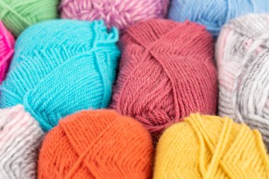 Renkli örgü ipliği yığını resmi kapatıyor..