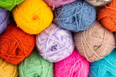 Renkli örgü ipliği yığını resmi kapatıyor..