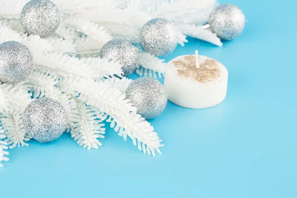 Decoração Natal Com Bolas Cinza Vela Abeto Ramo Branco Fundo — Fotografia de Stock