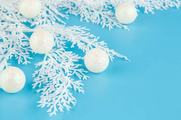 Decoración Navidad Con Bolas Rama Abeto Blanco Sobre Fondo Azul — Foto de Stock