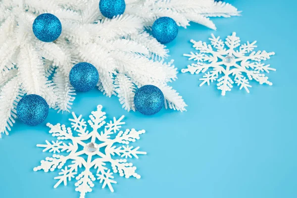 Kerstversiering Met Ballen Sneeuwvlokken Witte Dennenboom Tak Blauwe Achtergrond — Stockfoto